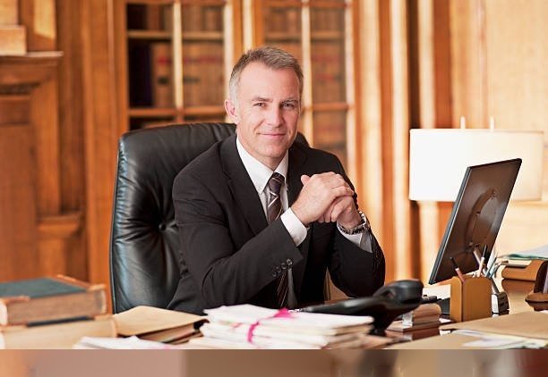 Avocat professionnel souriant au bureau