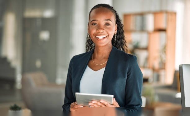 Avocate souriante avec tablette